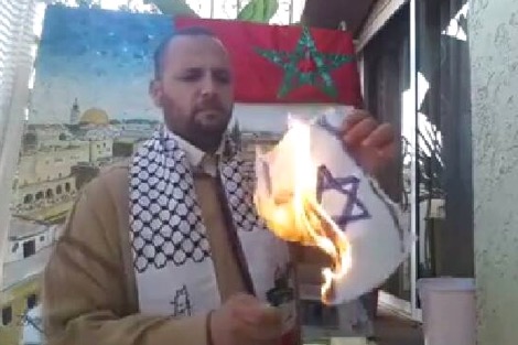 "مناهض للتطبيع" يحتجّ بحرق العلم الإسرائيليّ