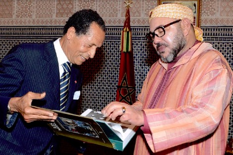 مرادجي يقدّم للملك كتاب "التاريخ عبر الصورة"