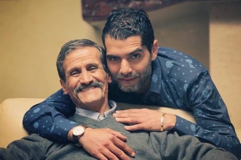 "عمي إدريس" .. فنان مغربي يزرع الأفراح ويحصد الأحزان