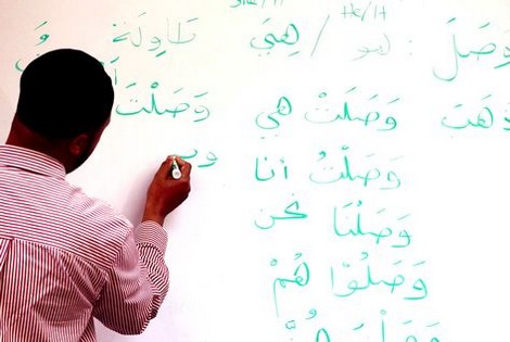 خبراء يدعون إلى تحرر اللغة من عباءة التجاذبات السياسية