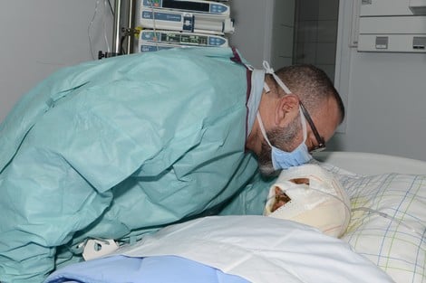 تقبيل الملك رأس "مواطن محروق" ينال إعجاب معلقين مغاربة