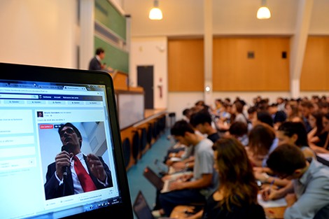 جامعيون ينشرون المعرفة القانونية ببث "محاضرات فيسبوكية"