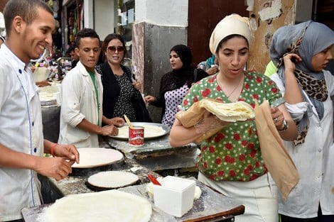 الحلويات والفطائر تحول شوارع فاس إلى "سوق مفتوح" برمضان