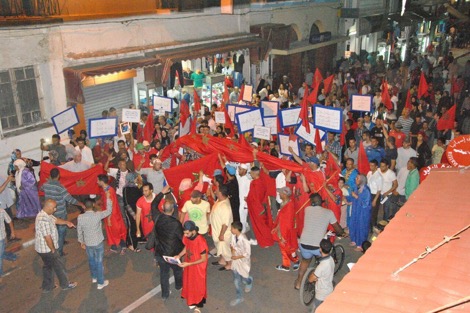 مهنيون في مسيرة ليلية "ضد الفتنة" بالعرائش‎