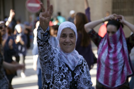 أمّ الزفزافي تقود وقفة نسائية في مدينة الحسيمة