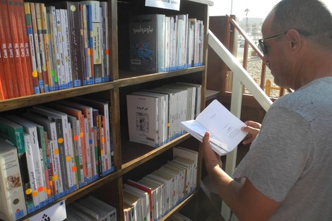 ​سفينة محمّلة بمئات الكتب ترسو على رمال شاطئ الجديدة