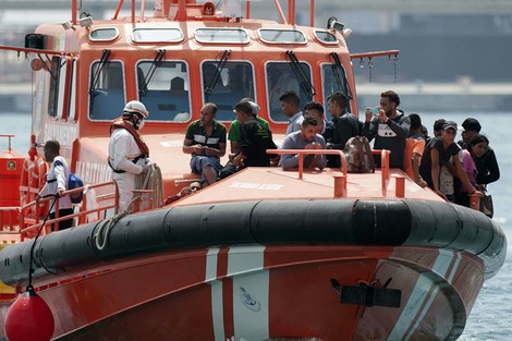 الحرس الإسباني ينقذ مهاجرين مبحِرين من المغرب‎