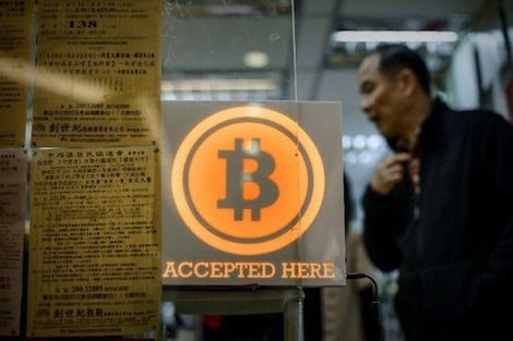 تقرير اقتصادي يتوقع تراجع سعر عملة "بيتكوين" إلى النصف