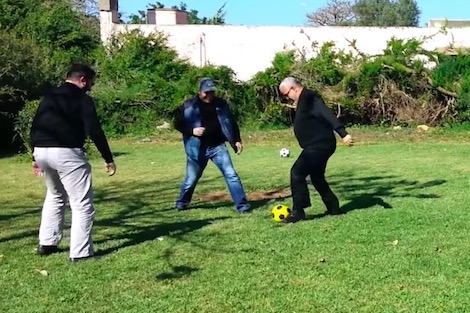 بنكيران يعتزل سياسة "الإخوان" ويتحول إلى لاعب كرة "ولهان"
