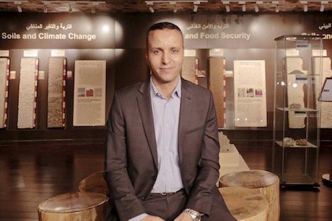 رشيد زعبول .. خبير مناخي يلازم الأبحاث العلمية بالإمارات
