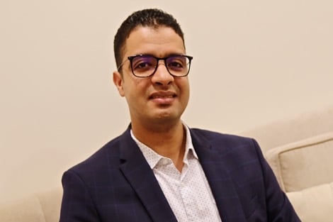 محمد الطلحاوي .. مغربي يتشبث بمسار التطور بين فاس ومسقط