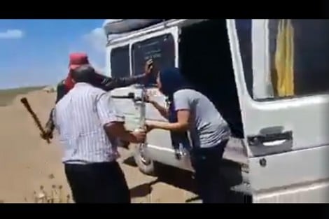 ملثمون يقاضون رجلا وامرأة بتهمة الفساد برمضان