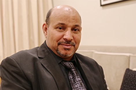 عبد الحليم بلعروسي .. رائد للصناعة التقليدية المغربية بالديار العُمانية
