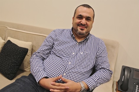 خليل الدحماني .. مغربي يدير مشاريع التدبير المفوض من مسقط