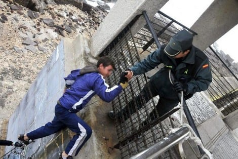 إيقاف 100 طفل مغربي حاول العبور إلى مليلية