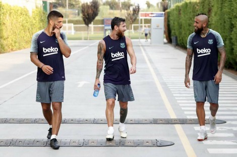 لاعبو برشلونة يهربون من الجماهير المغربية بطنجة