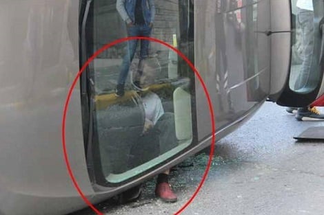 صورة غريبة لكنها حقيقية.. والسبب حادث مروري!