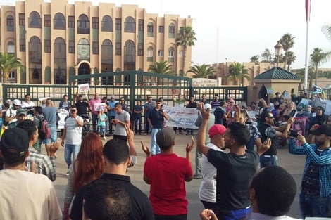 آباء وأمهات وأطفال يخرجون إلى الشارع لمؤازرة "طبيب الفقراء"