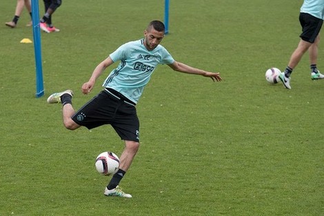 رونار يحتفل بزياش في معسكر المنتخب‎ المغربي