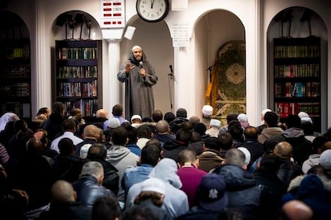 باحث مغربي يحدد معالم وظيفة الإمام والخطيب في الديار الأوروبية