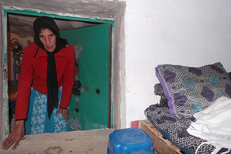 شامة الزَّاز .. أيقونة العيطة الجبلية تتجرّع آلام المرض والإهمال