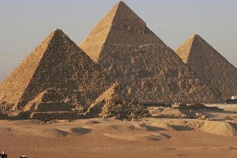 نسخة إباحية من "تجربة دنماركية" فوق هرم خوفو!