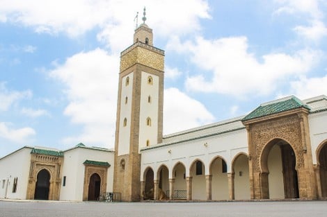 التوفيق ينفي إغلاق وزارته للمساجد "عن اختيار"