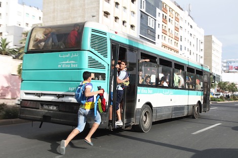 "سلطات البيضاء" تحاصر اكتظاظ وسائل النقل لمنع تفشي "كورونا"