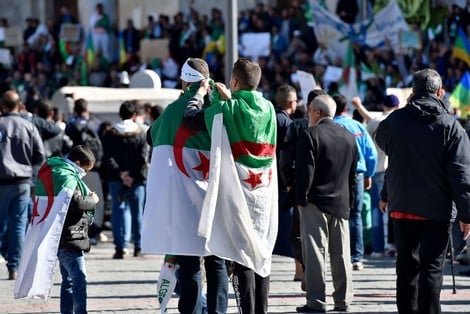 المغاربة يتابعون عن كثب حراك الجيران بالجزائر