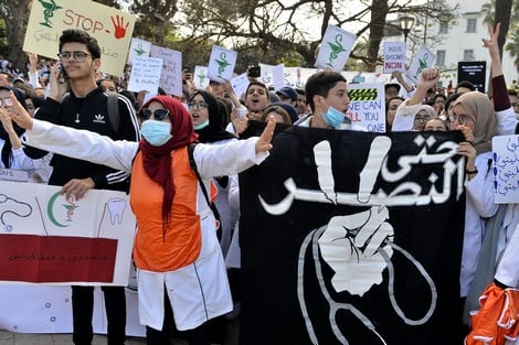 طلبة الطب يحتجون بالرباط ضد "الإقصاء وعشوائية الكليات الخاصة"