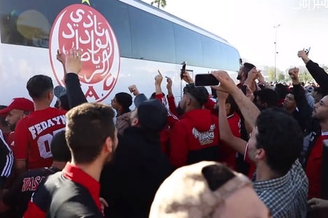 الوداد يحظى باستقبال "الأبطال" .. والعميد ينفي معرفة عطل "الفار"