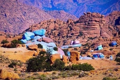 "أومركت" .. قصة صخور "ملونة" تستهوي زوار الأطلس الصغير