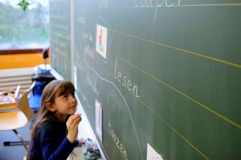 تدريس المواد العلمية باللغة الفرنسية يستبق الدخول المدرسي المقبل