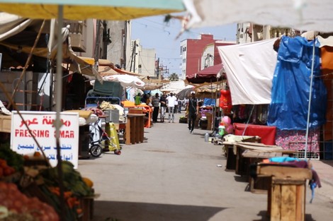 باعة جائلون يزحفون على أسواق نموذجية بالبيضاء