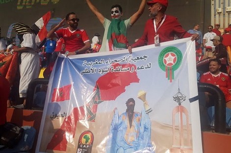 لافتة "الصحراء المغربية" تجذب الجزائريّين في نهائيات كأس إفريقيا