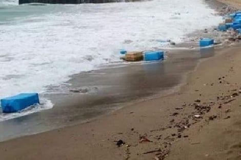 أطنان من الكوكايين تظهر في شاطئ سيدي رحال