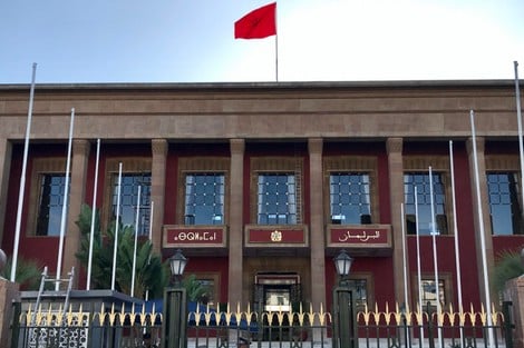 مجلس النواب يزيّن واجهة البرلمان باللغة الأمازيغية