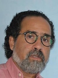 إمْسَاكُ الوَاقِعِيّ بِيَدِ السِّحْرِيّ