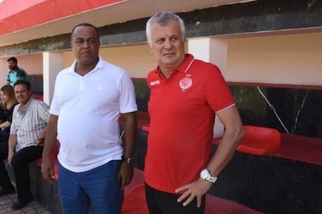 وداديون يحذرون الناصيري من إقالة مانولوفيتش