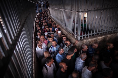 لعنة "البوابات الإلكترونية" .. رحلة فلسطينيين محفوفة بالمخاطر