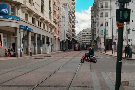 "كورونا" يشل حركة السيارات والراجلين بالبيضاء