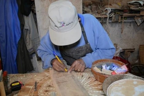 النقش على خشب العرعار بالصويرة .. صناعة عريقة تواجه الاندثار