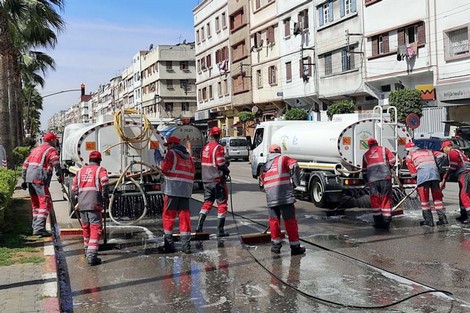 سلطات الدار البيضاء تسارع الزمن لتعقيم الشوارع والمرافق العامة