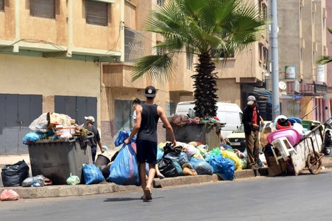 عمال النظافة يخلِّصون البيضاء من "نفايات العيد"