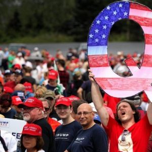 "QAnon".. هكذا تنشر حركة أمريكية نظريات مؤامرة حول ترامب