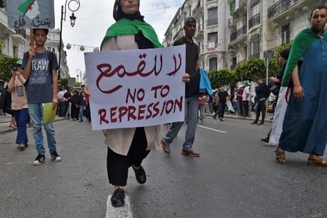 صحيفة أمريكية: القمع يبدّد آمال تحقيق انتقال ديمقراطي بالجزائر