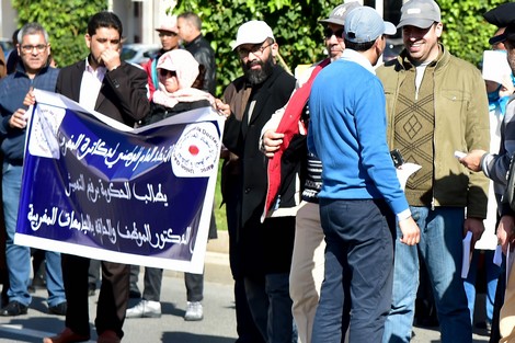 القوات العمومية تمنع مسيرة لدكاترة معطلين بالرباط‬