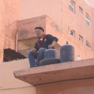 إفراغ بيت يدفع رب أسرة إلى التهديد بالانتحار
