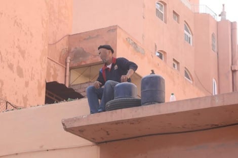إفراغ بيت يدفع رب أسرة إلى التهديد بالانتحار