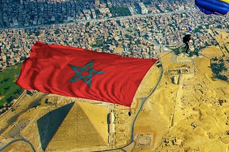 علم المغرب فوق الأهرام
